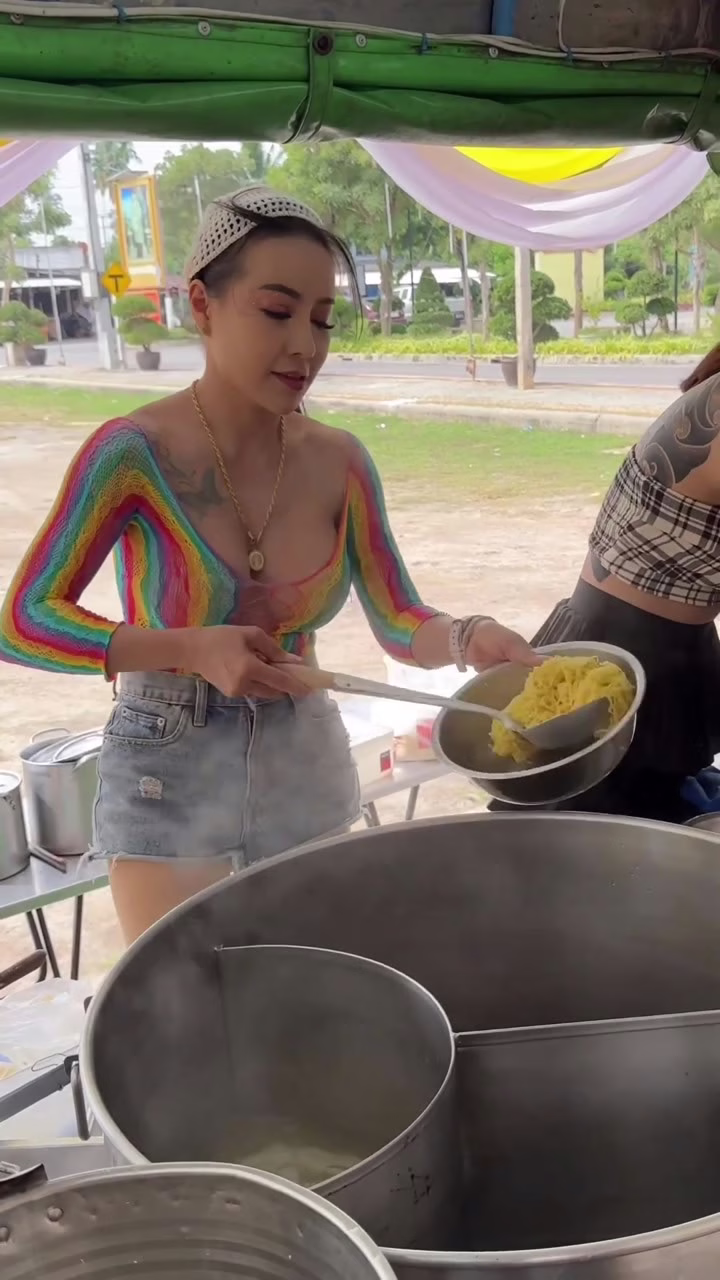 Watch The Most Famous Noodle Lady In Thailand