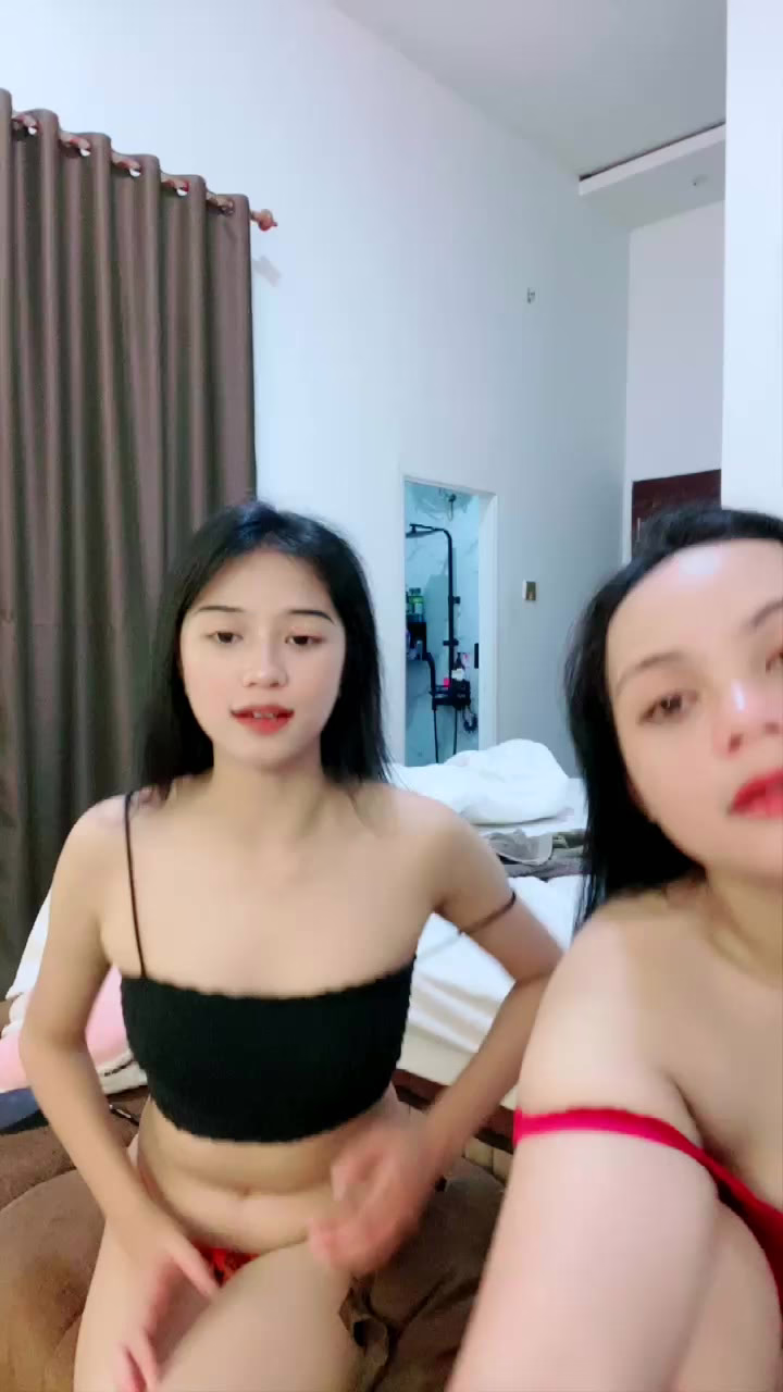 Watch Duo Keponakan Tante Kina Saling Pamerin Uting Telanjang Dada