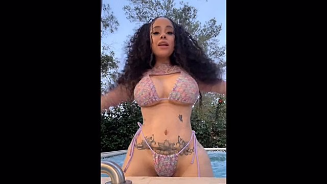 Watch La Insuperable in a Super Hot and Horny Bikini
