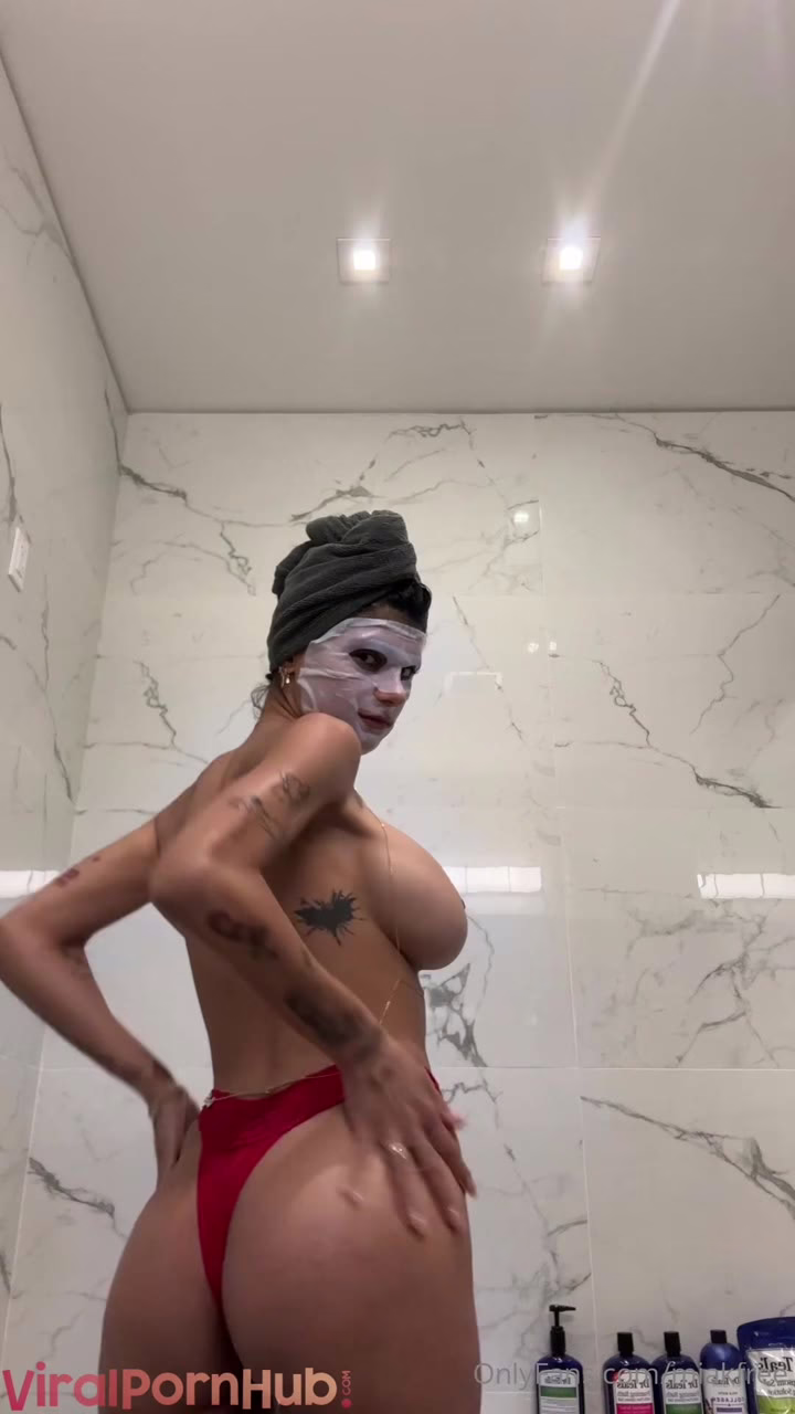 Watch Mia Khalifa Lotioning her Tits and Booty in Onlyfans Live Video