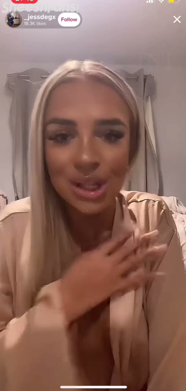 Watch jessdegx Slips Her Boob On Live TikTok Stream With 18k Likes