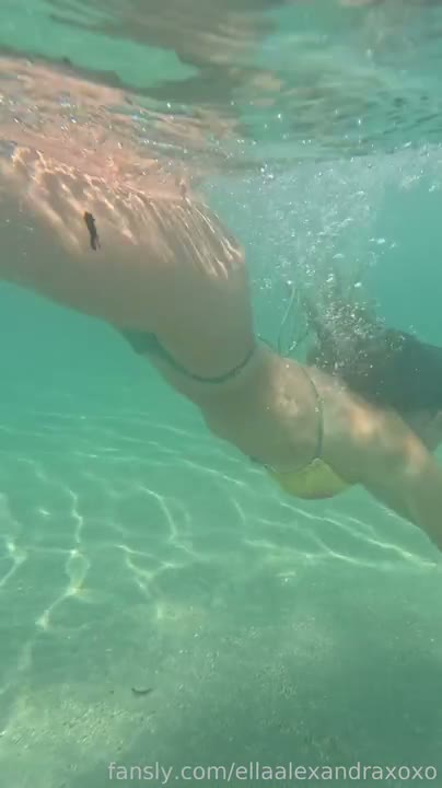 Watch Ellaalexandraxo in a bikini swimming in the pool