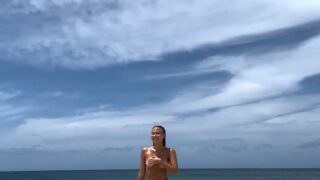 Leiarvyn AKA Leilaluuu Slips Her Pussy For The First Time Outdoor Naked On Beach